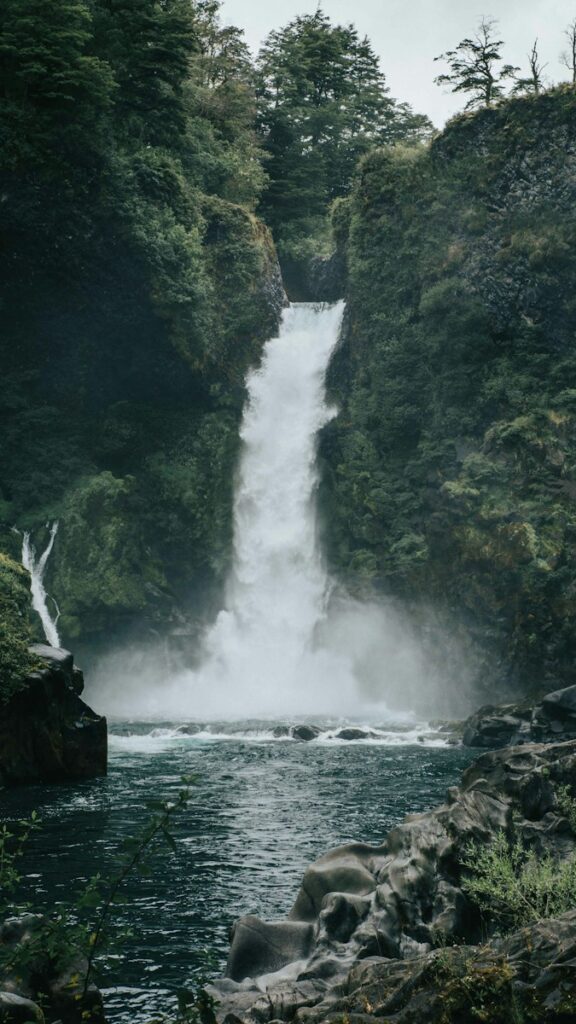 waterfalls on rocky shore during daytime